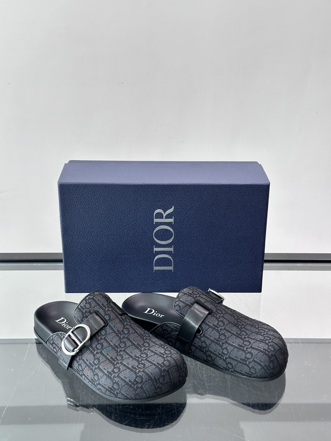 Dior Aqua 穆勒鞋  Oblique 印花面料这款 Dior Aqua 穆勒鞋展现乔纳森·安德森 (Jonath