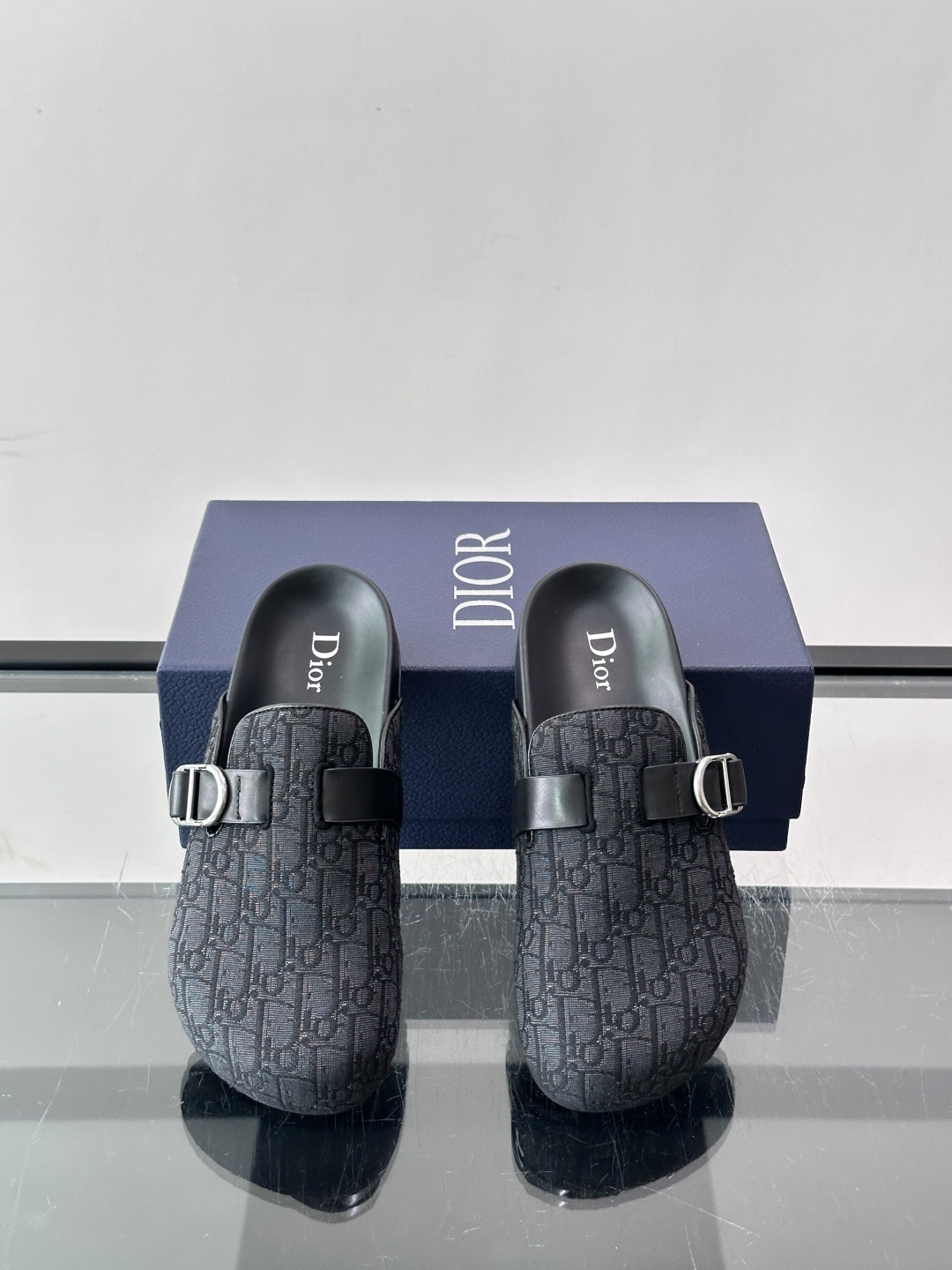 Dior Aqua 穆勒鞋  Oblique 印花面料这款 Dior Aqua 穆勒鞋展现乔纳森·安德森 (Jonath