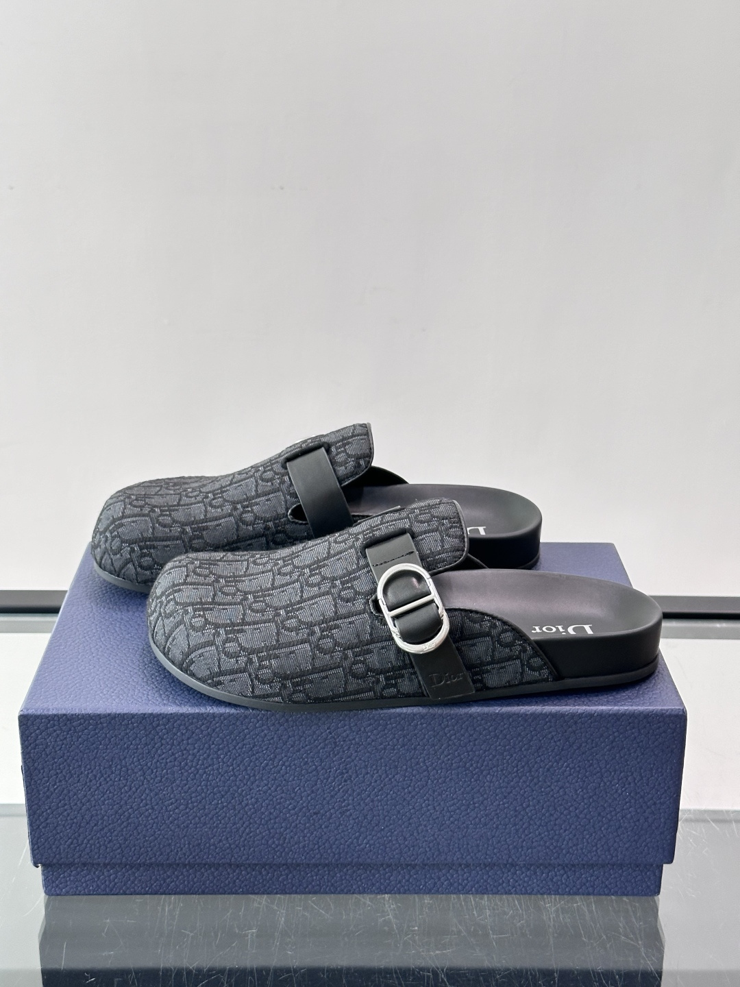 Dior Aqua 穆勒鞋  Oblique 印花面料这款 Dior Aqua 穆勒鞋展现乔纳森·安德森 (Jonath