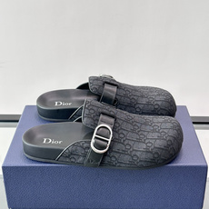 Dior Aqua 穆勒鞋 Oblique 印花面料这款 Dior Aqua 穆勒鞋展现乔纳森·安德森 (Jonath Dior Aqua 穆勒鞋 Oblique 印花面料这款 Dior Aqua 穆勒鞋展现乔纳森·安德森 (Jonath