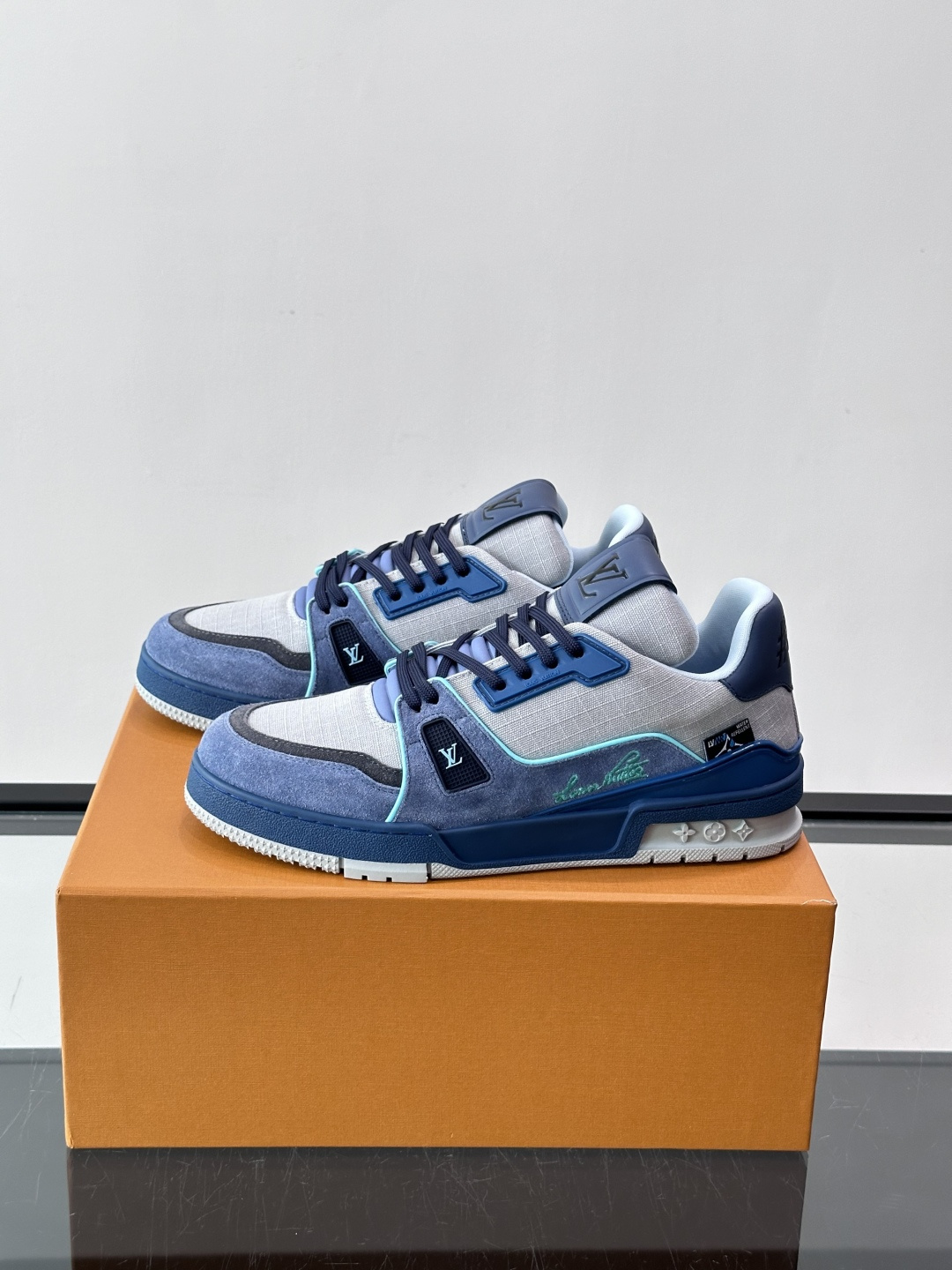 驴家 新配色 trainer运动鞋，本款 LV Trainer 运动鞋取材柔软粒面小牛皮，呈现纯净色调，后部#54标识追