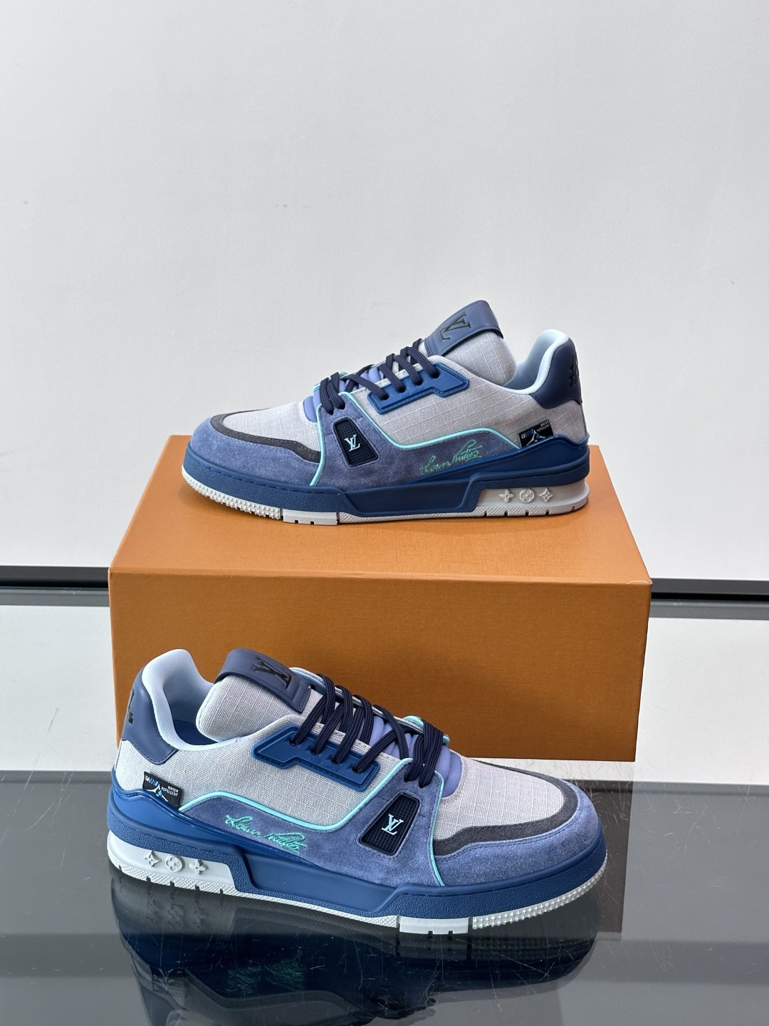 驴家 新配色 trainer运动鞋，本款 LV Trainer 运动鞋取材柔软粒面小牛皮，呈现纯净色调，后部#54标识追