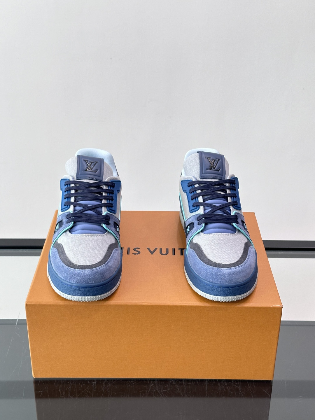 驴家 新配色 trainer运动鞋，本款 LV Trainer 运动鞋取材柔软粒面小牛皮，呈现纯净色调，后部#54标识追