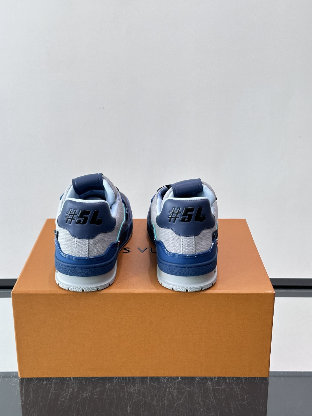 驴家 新配色 trainer运动鞋，本款 LV Trainer 运动鞋取材柔软粒面小牛皮，呈现纯净色调，后部#54标识追