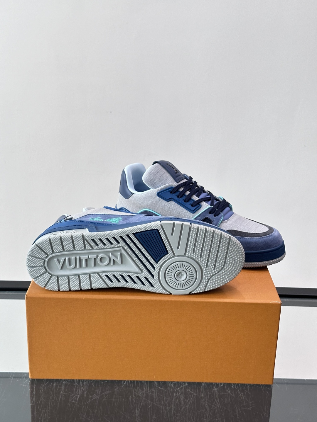 驴家 新配色 trainer运动鞋，本款 LV Trainer 运动鞋取材柔软粒面小牛皮，呈现纯净色调，后部#54标识追