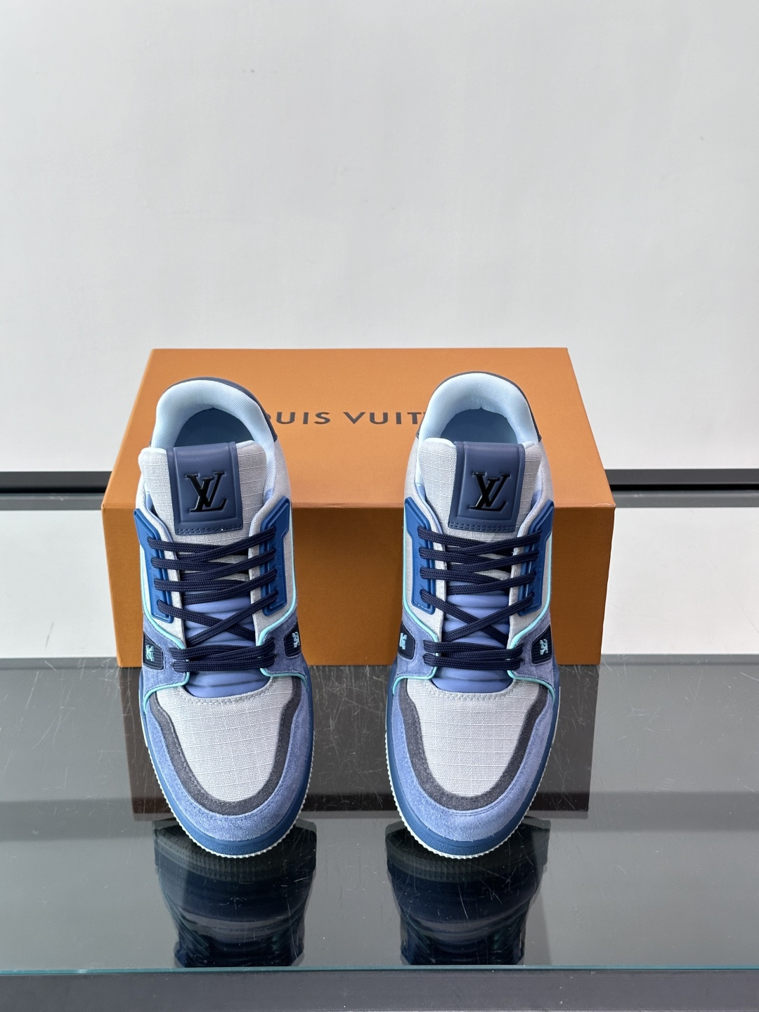 驴家 新配色 trainer运动鞋，本款 LV Trainer 运动鞋取材柔软粒面小牛皮，呈现纯净色调，后部#54标识追