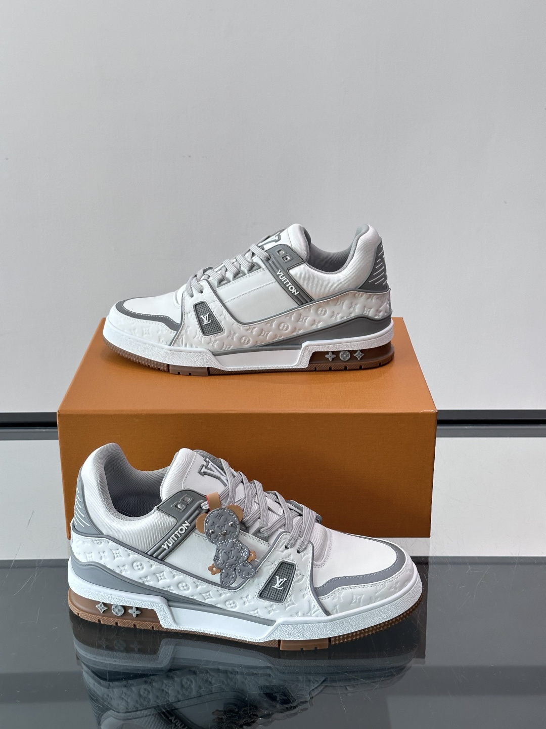 LV TRAINER 运动鞋 本款 LV Trainer 运动鞋巧妙融合素面与 Monogram 压纹牛皮革，Louis