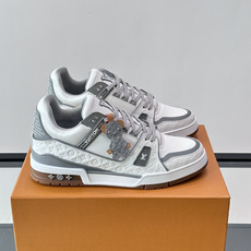 LV TRAINER 运动鞋 本款 LV Trainer 运动鞋巧妙融合素面与 Monogram 压纹牛皮革,Louis LV TRAINER 运动鞋 本款 LV Trainer 运动鞋巧妙融合素面与 Monogram 压纹牛皮革,Louis