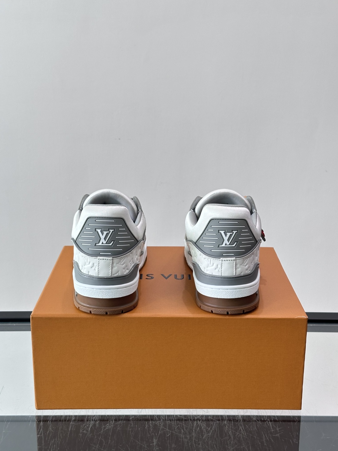 LV TRAINER 运动鞋 本款 LV Trainer 运动鞋巧妙融合素面与 Monogram 压纹牛皮革，Louis