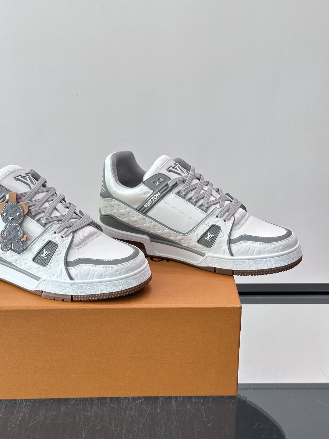 LV TRAINER 运动鞋 本款 LV Trainer 运动鞋巧妙融合素面与 Monogram 压纹牛皮革，Louis