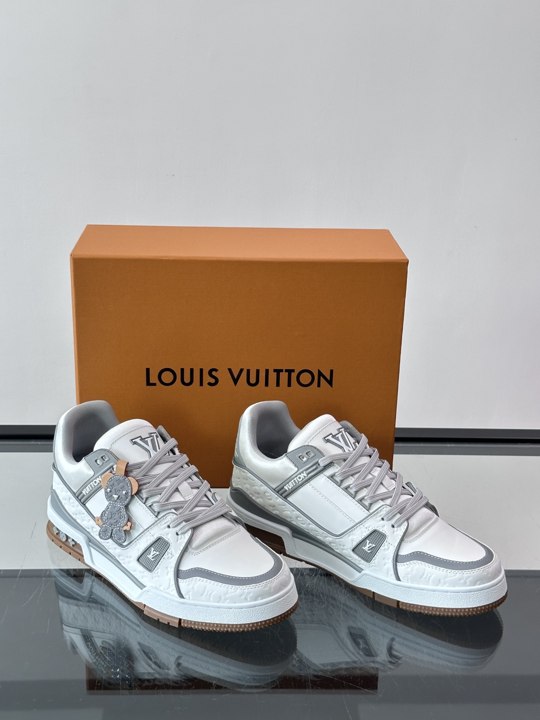 LV TRAINER 运动鞋 本款 LV Trainer 运动鞋巧妙融合素面与 Monogram 压纹牛皮革，Louis