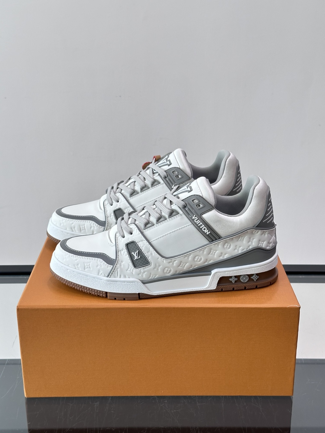 LV TRAINER 运动鞋 本款 LV Trainer 运动鞋巧妙融合素面与 Monogram 压纹牛皮革，Louis