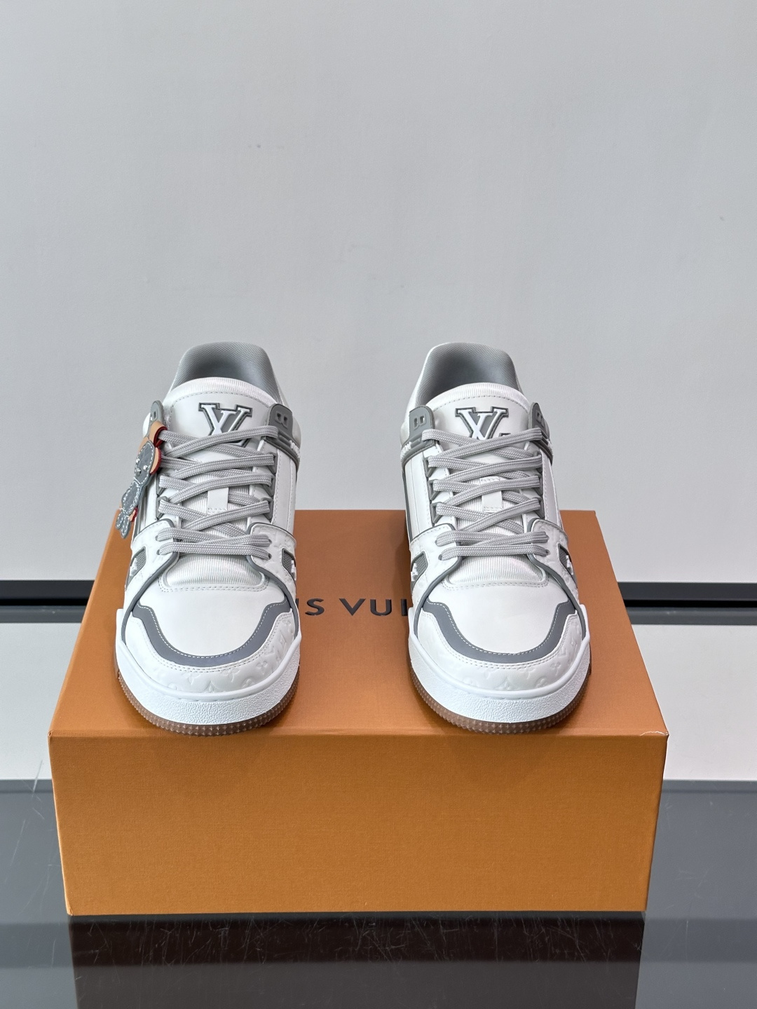 LV TRAINER 运动鞋 本款 LV Trainer 运动鞋巧妙融合素面与 Monogram 压纹牛皮革，Louis