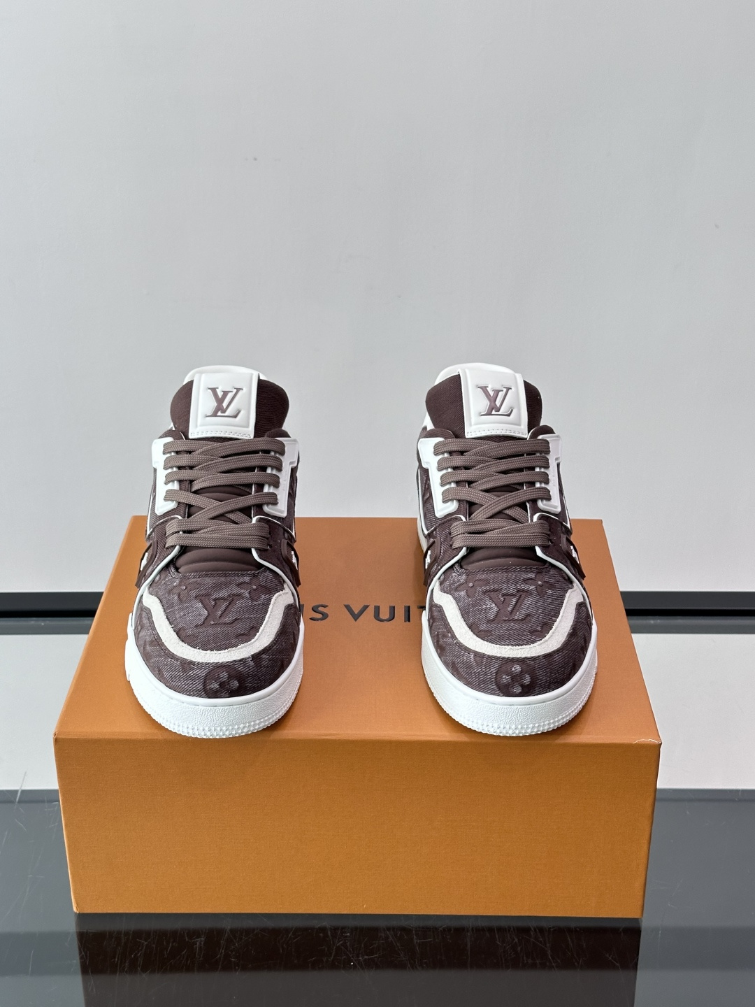 驴家 新配色 trainer运动鞋，本款 LV Trainer 运动鞋取材柔软粒面小牛皮，呈现纯净色调，后部#54标识追
