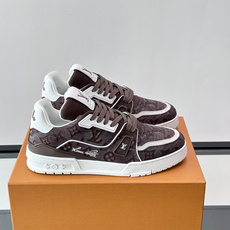 驴家 新配色 trainer运动鞋,本款 LV Trainer 运动鞋取材柔软粒面小牛皮,呈现纯净色调,后部#54标识追 驴家 新配色 trainer运动鞋,本款 LV Trainer 运动鞋取材柔软粒面小牛皮,呈现纯净色调,后部#54标识追