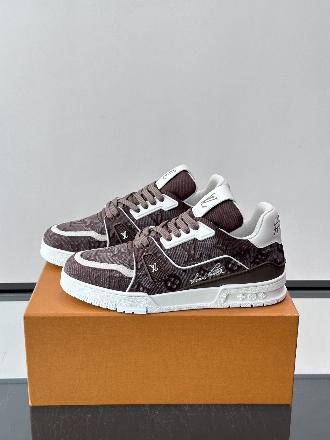 驴家 新配色 trainer运动鞋，本款 LV Trainer 运动鞋取材柔软粒面小牛皮，呈现纯净色调，后部#54标识追
