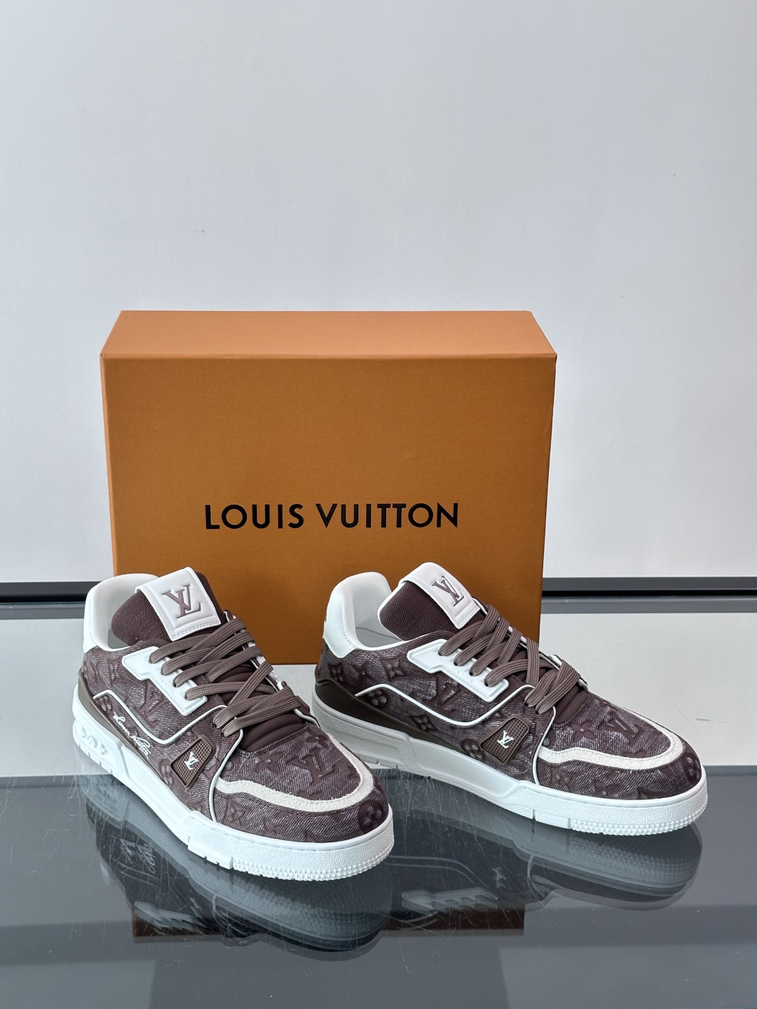 驴家 新配色 trainer运动鞋，本款 LV Trainer 运动鞋取材柔软粒面小牛皮，呈现纯净色调，后部#54标识追