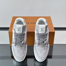 驴家 新配色 trainer运动鞋,本款 LV Trainer 运动鞋取材柔软粒面小牛皮,呈现纯净色调,后部#54标识追 驴家 新配色 trainer运动鞋,本款 LV Trainer 运动鞋取材柔软粒面小牛皮,呈现纯净色调,后部#54标识追