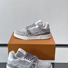 驴家 新配色 trainer运动鞋,本款 LV Trainer 运动鞋取材柔软粒面小牛皮,呈现纯净色调,后部#54标识追 驴家 新配色 trainer运动鞋,本款 LV Trainer 运动鞋取材柔软粒面小牛皮,呈现纯净色调,后部#54标识追