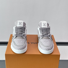 驴家 新配色 trainer运动鞋,本款 LV Trainer 运动鞋取材柔软粒面小牛皮,呈现纯净色调,后部#54标识追 驴家 新配色 trainer运动鞋,本款 LV Trainer 运动鞋取材柔软粒面小牛皮,呈现纯净色调,后部#54标识追