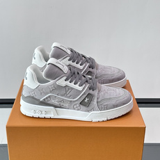 驴家 新配色 trainer运动鞋,本款 LV Trainer 运动鞋取材柔软粒面小牛皮,呈现纯净色调,后部#54标识追 驴家 新配色 trainer运动鞋,本款 LV Trainer 运动鞋取材柔软粒面小牛皮,呈现纯净色调,后部#54标识追