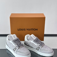 驴家 新配色 trainer运动鞋,本款 LV Trainer 运动鞋取材柔软粒面小牛皮,呈现纯净色调,后部#54标识追 驴家 新配色 trainer运动鞋,本款 LV Trainer 运动鞋取材柔软粒面小牛皮,呈现纯净色调,后部#54标识追