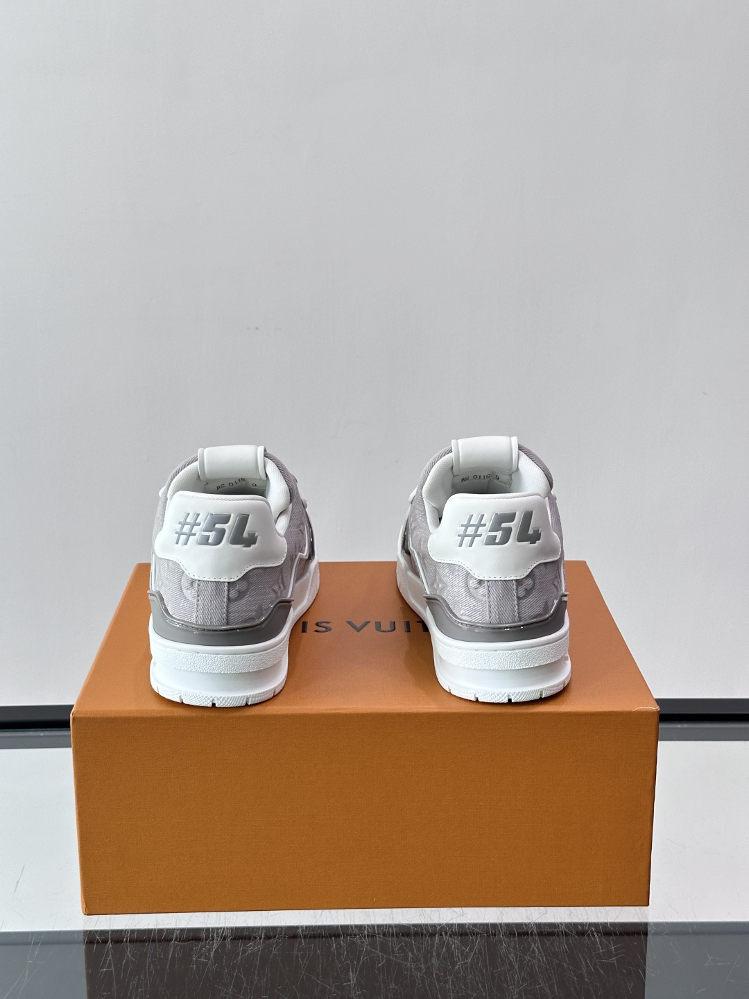 驴家 新配色 trainer运动鞋,本款 LV Trainer 运动鞋取材柔软粒面小牛皮,呈现纯净色调,后部#54标识追 驴家 新配色 trainer运动鞋,本款 LV Trainer 运动鞋取材柔软粒面小牛皮,呈现纯净色调,后部#54标识追