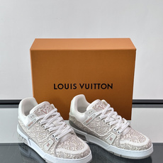 驴家 新配色 trainer运动鞋,本款 LV Trainer 运动鞋取材柔软粒面小牛皮,呈现纯净色调,后部#54标识追 驴家 新配色 trainer运动鞋,本款 LV Trainer 运动鞋取材柔软粒面小牛皮,呈现纯净色调,后部#54标识追