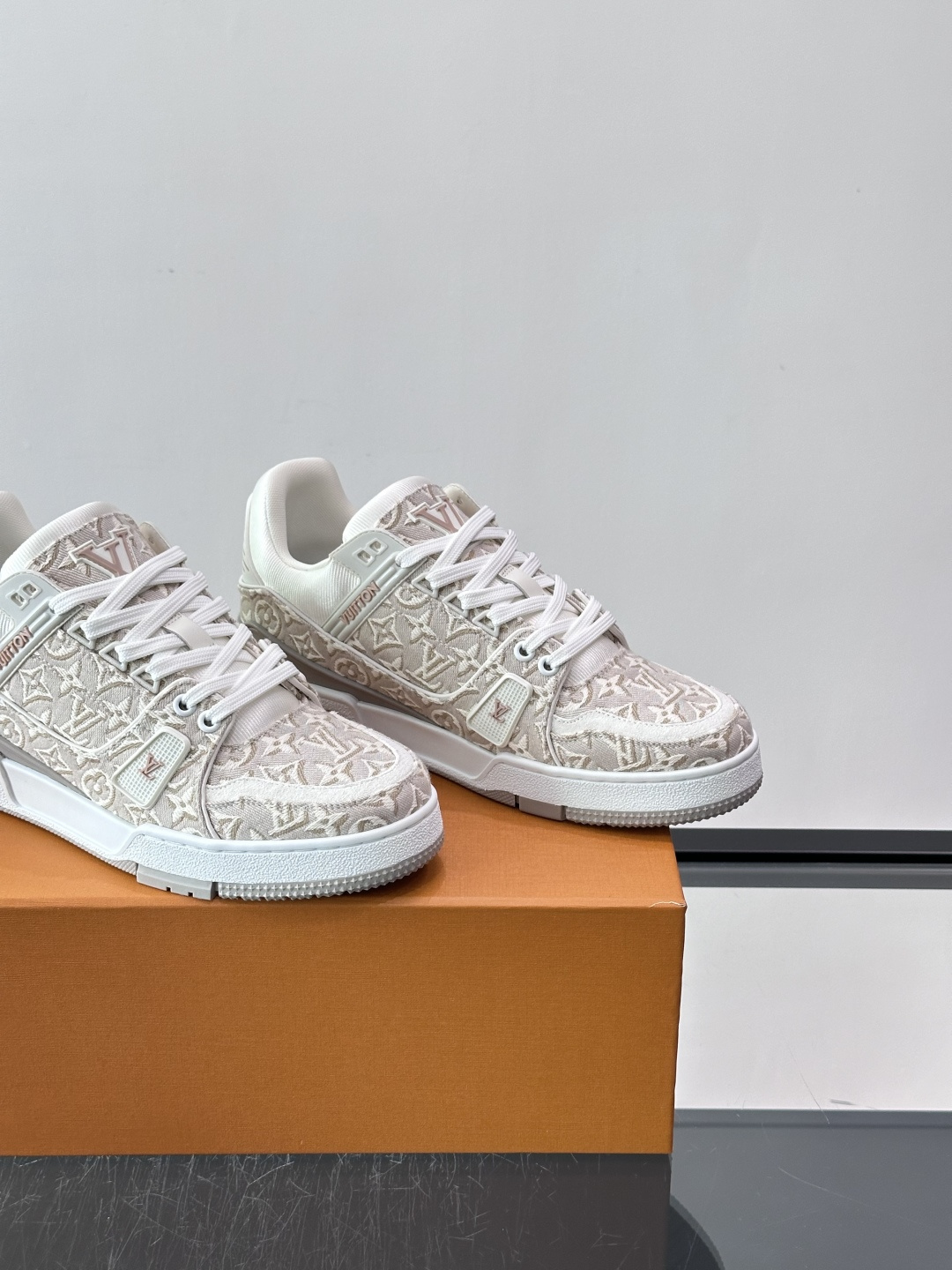 驴家 新配色 trainer运动鞋,本款 LV Trainer 运动鞋取材柔软粒面小牛皮,呈现纯净色调,后部#54标识追 驴家 新配色 trainer运动鞋,本款 LV Trainer 运动鞋取材柔软粒面小牛皮,呈现纯净色调,后部#54标识追
