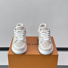 驴家 新配色 trainer运动鞋,本款 LV Trainer 运动鞋取材柔软粒面小牛皮,呈现纯净色调,后部#54标识追 驴家 新配色 trainer运动鞋,本款 LV Trainer 运动鞋取材柔软粒面小牛皮,呈现纯净色调,后部#54标识追