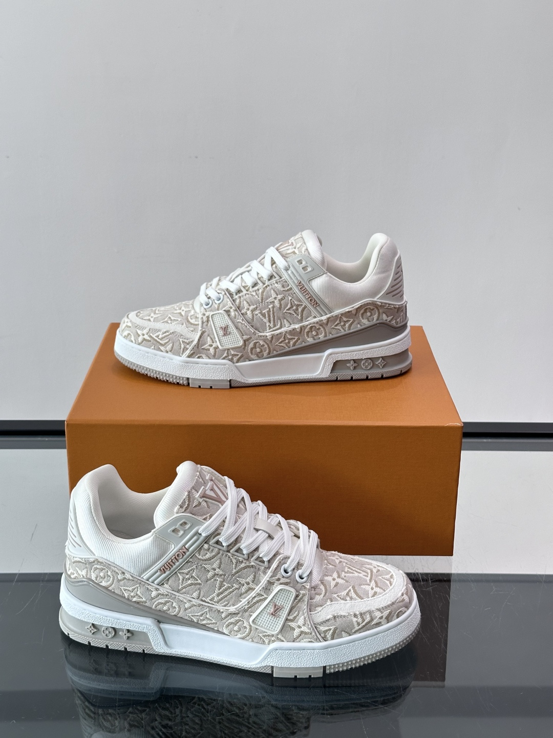 驴家 新配色 trainer运动鞋,本款 LV Trainer 运动鞋取材柔软粒面小牛皮,呈现纯净色调,后部#54标识追 驴家 新配色 trainer运动鞋,本款 LV Trainer 运动鞋取材柔软粒面小牛皮,呈现纯净色调,后部#54标识追