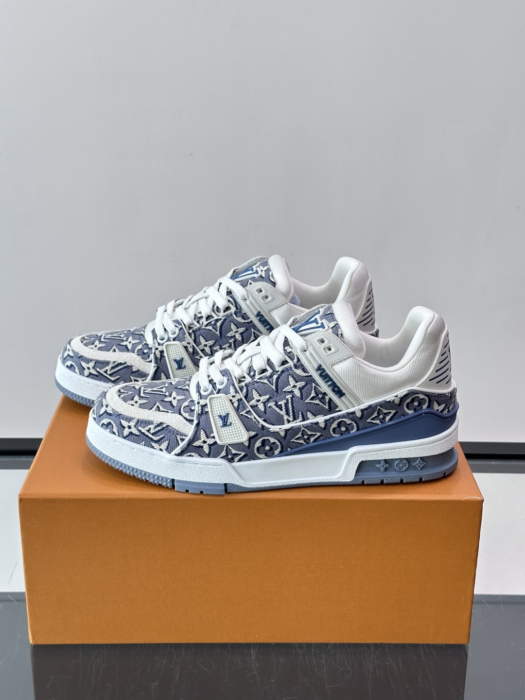 驴家 新配色 trainer运动鞋，本款 LV Trainer 运动鞋取材柔软粒面小牛皮，呈现纯净色调，后部#54标识追