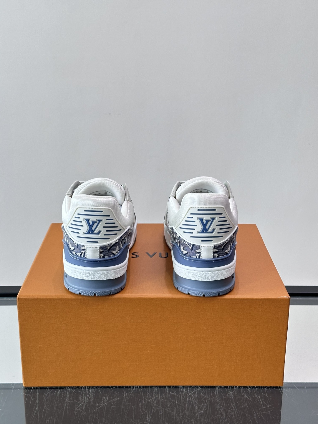 驴家 新配色 trainer运动鞋，本款 LV Trainer 运动鞋取材柔软粒面小牛皮，呈现纯净色调，后部#54标识追