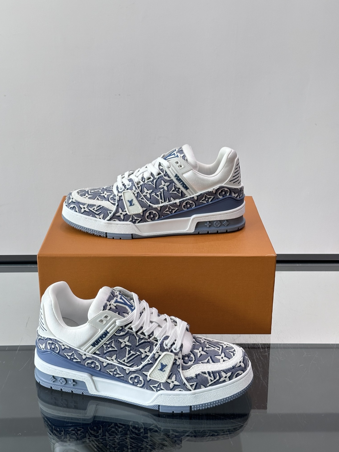 驴家 新配色 trainer运动鞋，本款 LV Trainer 运动鞋取材柔软粒面小牛皮，呈现纯净色调，后部#54标识追