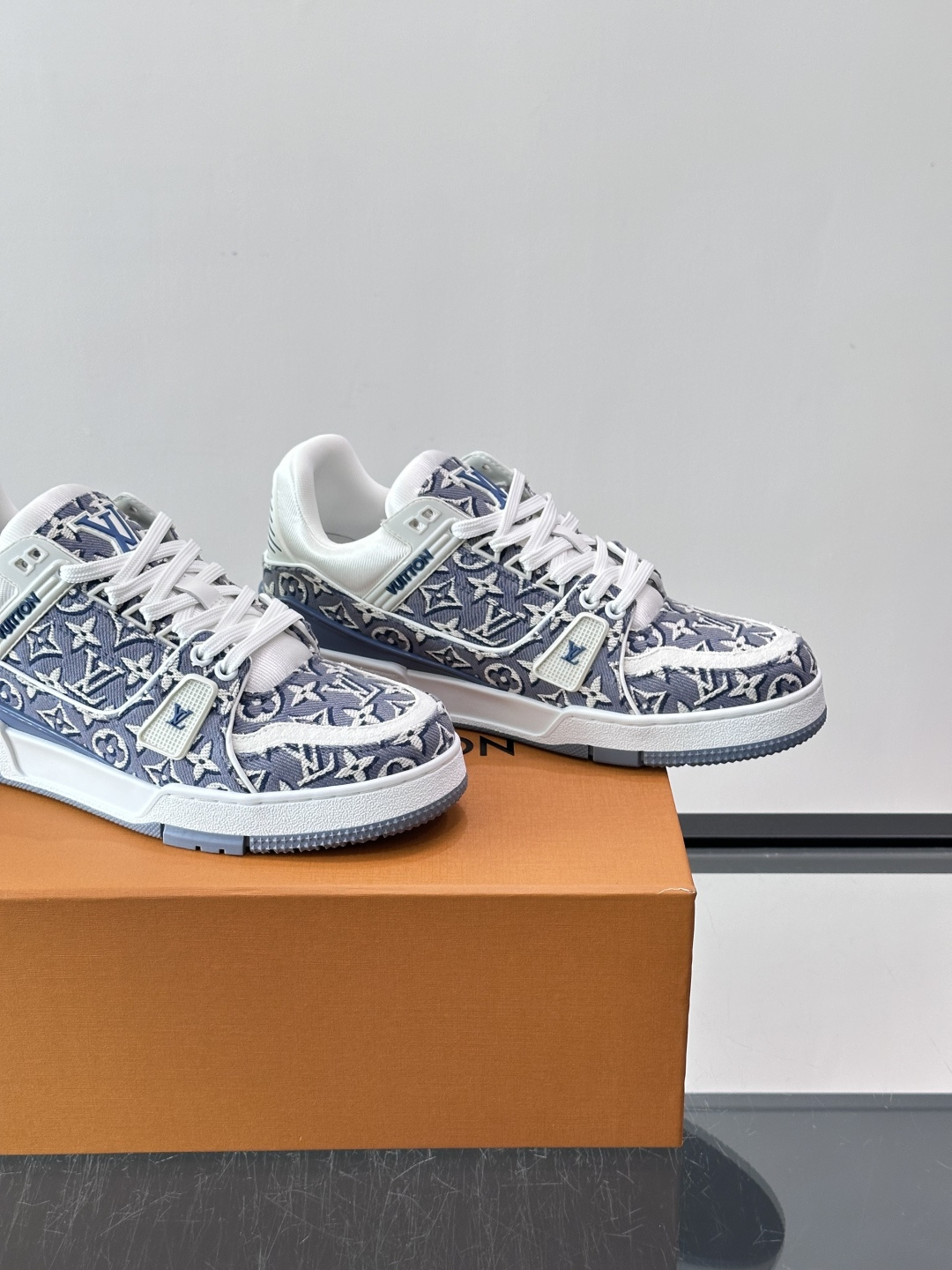 驴家 新配色 trainer运动鞋，本款 LV Trainer 运动鞋取材柔软粒面小牛皮，呈现纯净色调，后部#54标识追
