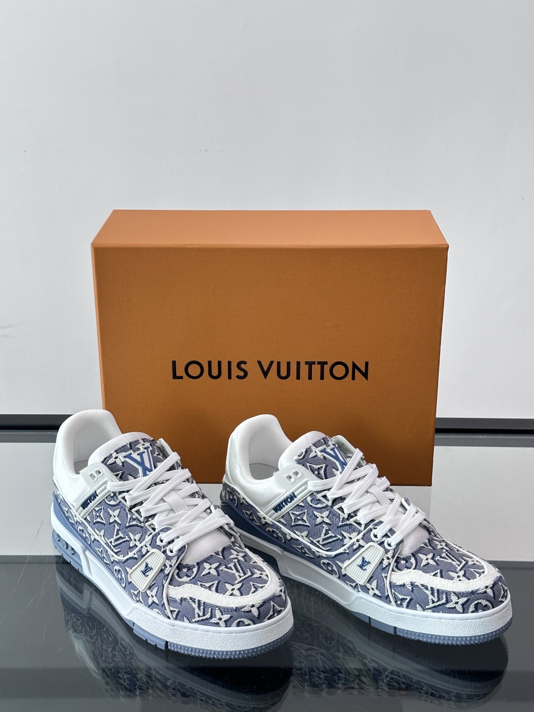 驴家 新配色 trainer运动鞋，本款 LV Trainer 运动鞋取材柔软粒面小牛皮，呈现纯净色调，后部#54标识追