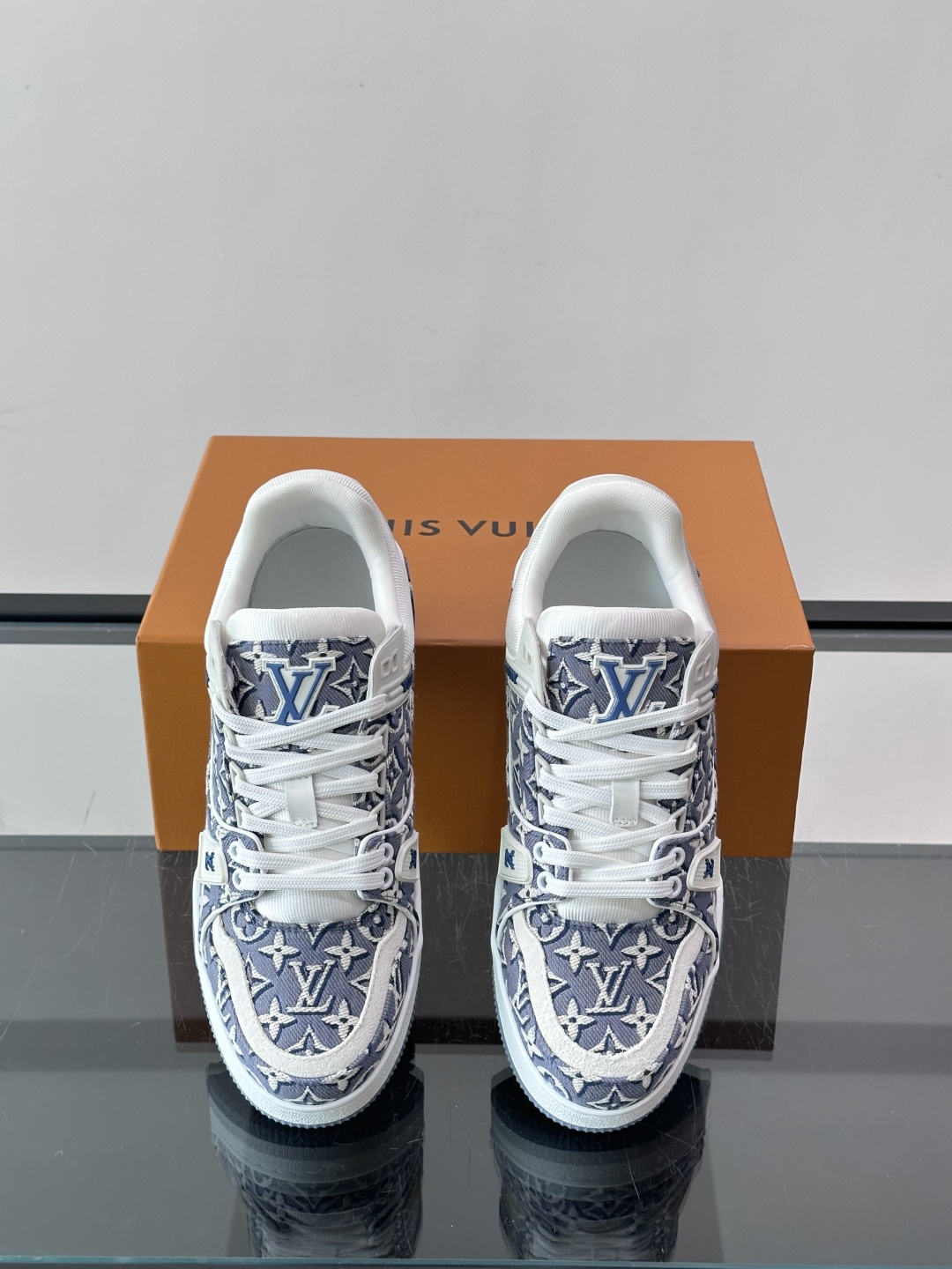 驴家 新配色 trainer运动鞋，本款 LV Trainer 运动鞋取材柔软粒面小牛皮，呈现纯净色调，后部#54标识追