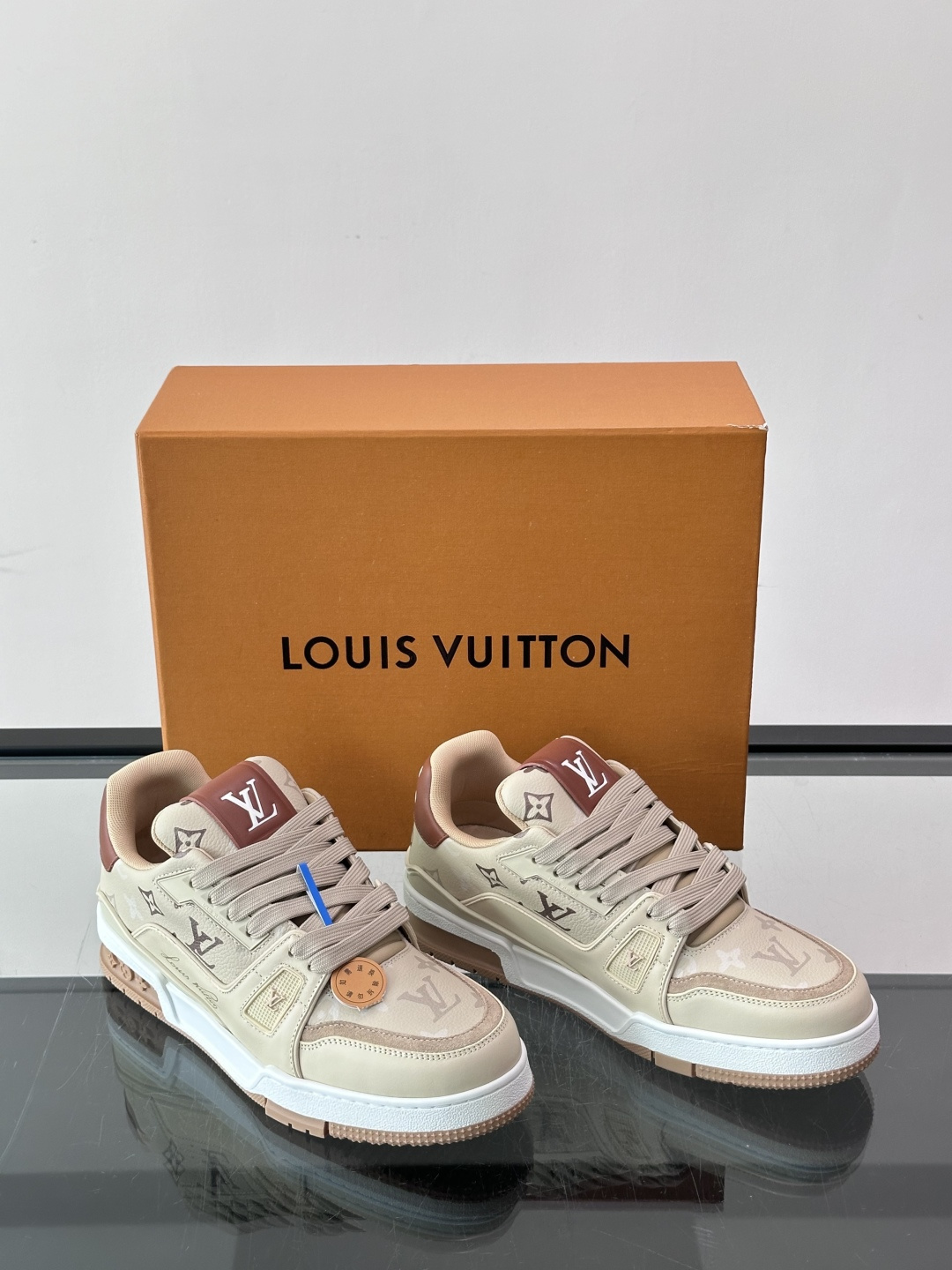 驴家 新配色 trainer运动鞋，本款 LV Trainer 运动鞋取材柔软粒面小牛皮，呈现纯净色调，后部#54标识追
