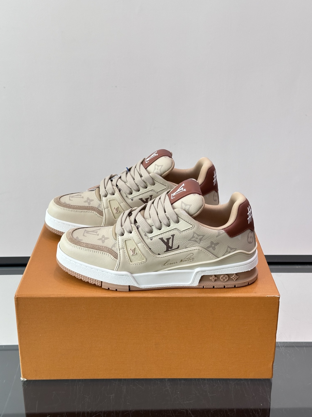 驴家 新配色 trainer运动鞋，本款 LV Trainer 运动鞋取材柔软粒面小牛皮，呈现纯净色调，后部#54标识追