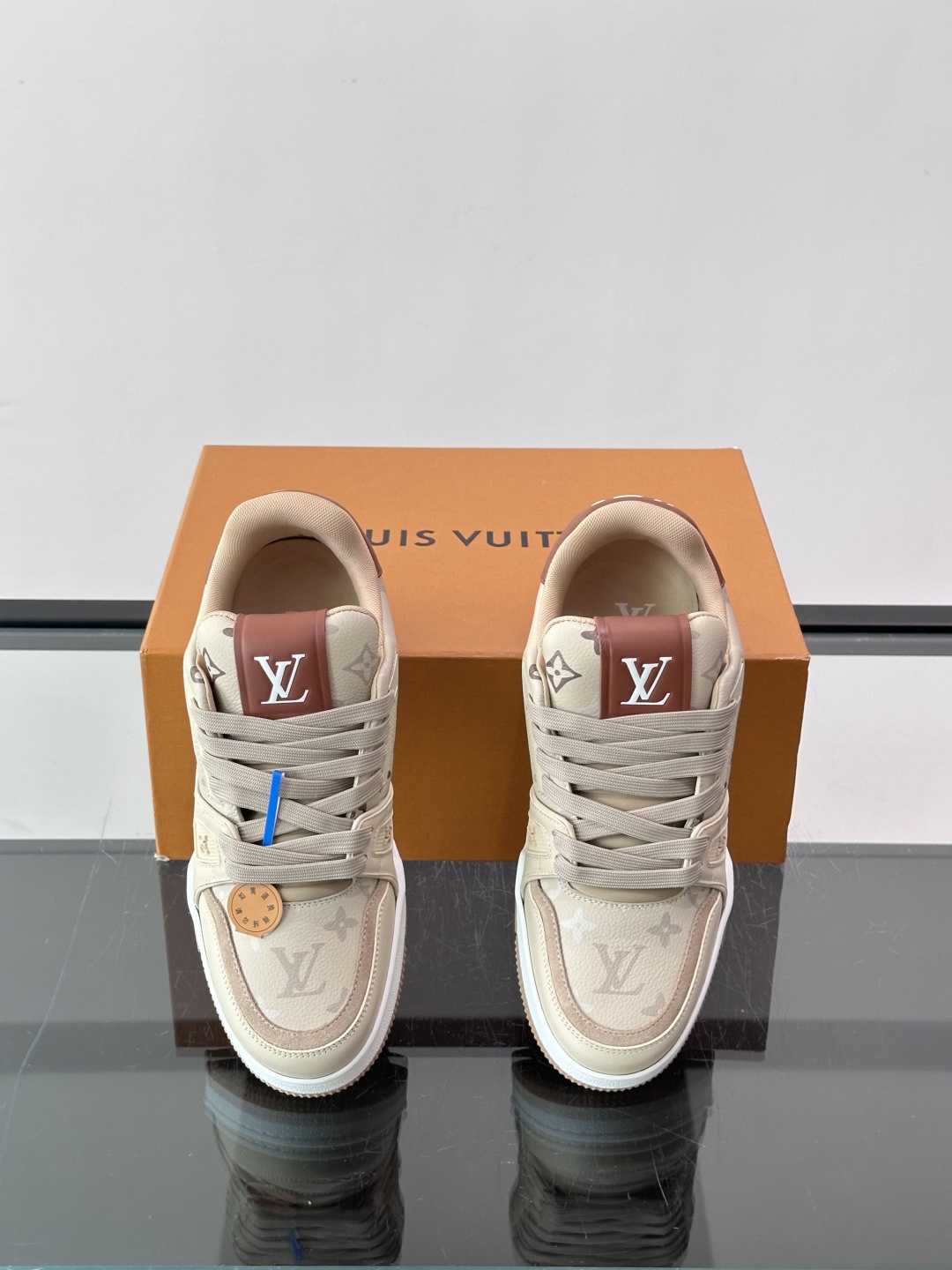 驴家 新配色 trainer运动鞋，本款 LV Trainer 运动鞋取材柔软粒面小牛皮，呈现纯净色调，后部#54标识追