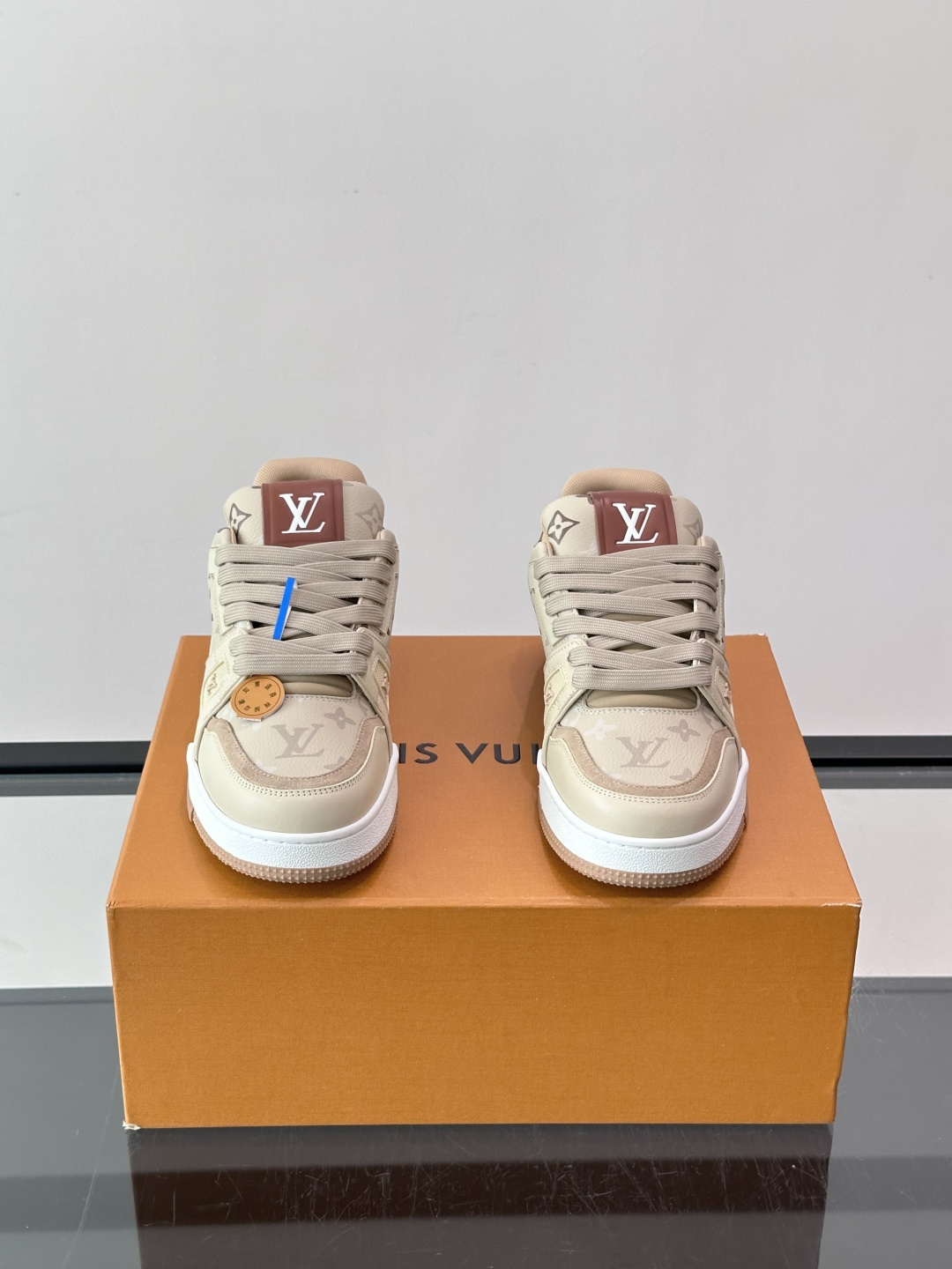 驴家 新配色 trainer运动鞋，本款 LV Trainer 运动鞋取材柔软粒面小牛皮，呈现纯净色调，后部#54标识追