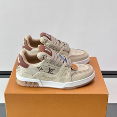 驴家 新配色 trainer运动鞋,本款 LV Trainer 运动鞋取材柔软粒面小牛皮,呈现纯净色调,后部#54标识追 驴家 新配色 trainer运动鞋,本款 LV Trainer 运动鞋取材柔软粒面小牛皮,呈现纯净色调,后部#54标识追