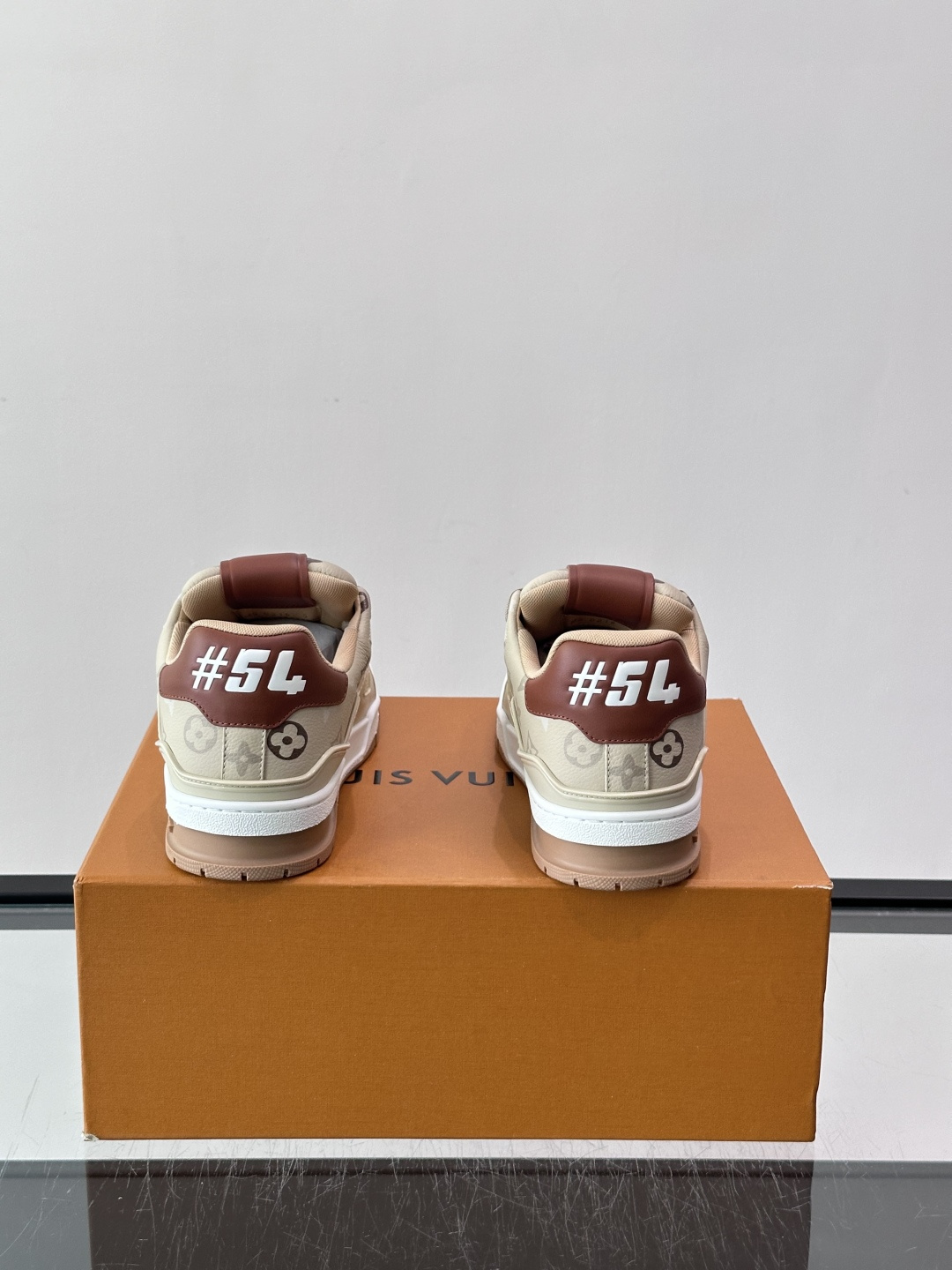驴家 新配色 trainer运动鞋，本款 LV Trainer 运动鞋取材柔软粒面小牛皮，呈现纯净色调，后部#54标识追
