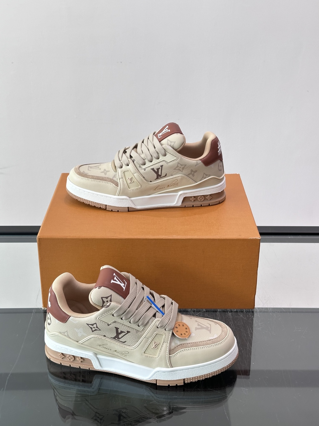 驴家 新配色 trainer运动鞋，本款 LV Trainer 运动鞋取材柔软粒面小牛皮，呈现纯净色调，后部#54标识追