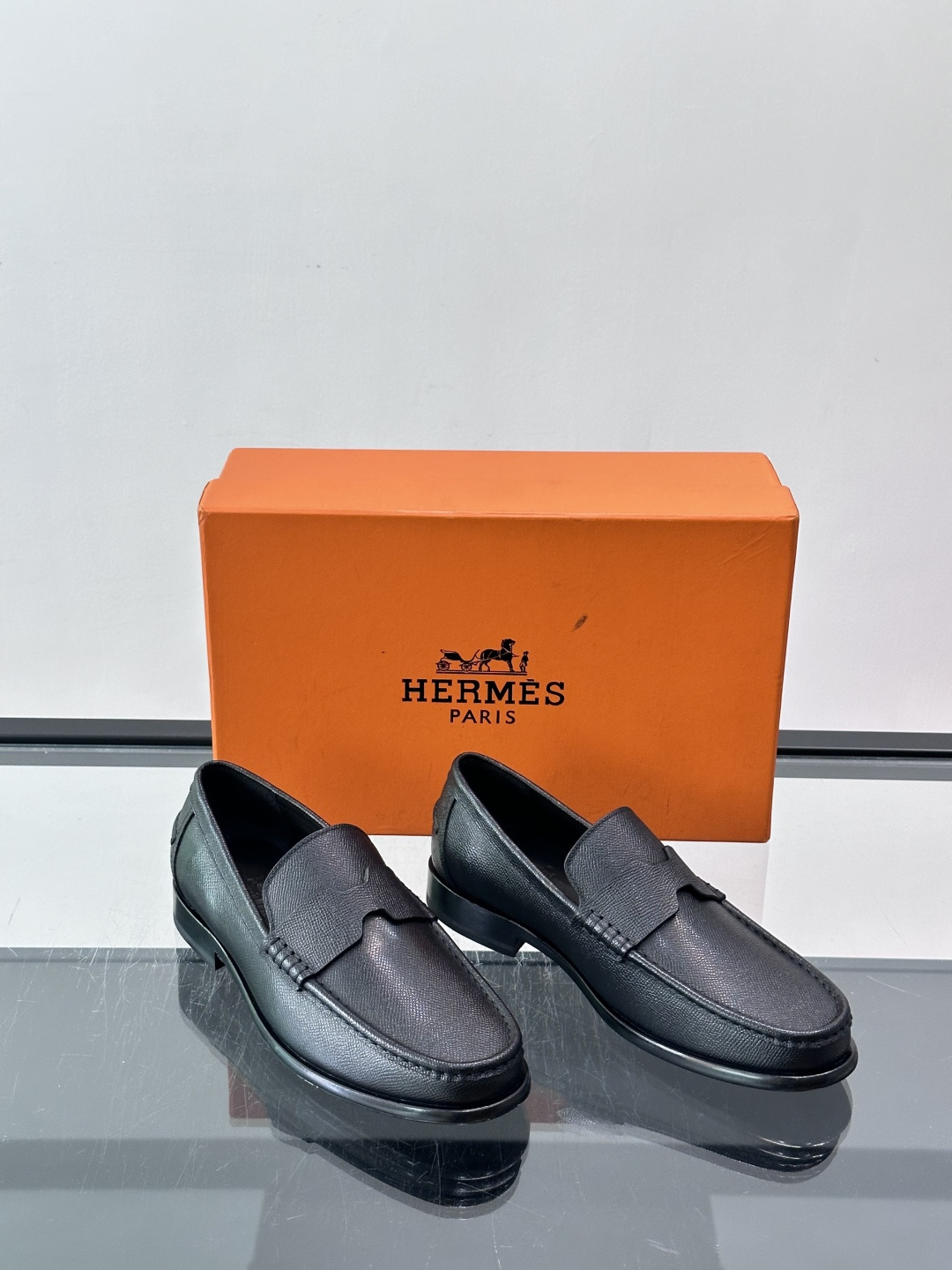 Hermès Jardy 乐福鞋,小牛皮皮革鞋面,金属扣装饰,真皮大底底,鞋垫上压印着"HERMÈS"。 商务感 Hermès Jardy 乐福鞋,小牛皮皮革鞋面,金属扣装饰,真皮大底底,鞋垫上压印着"HERMÈS"。 商务感