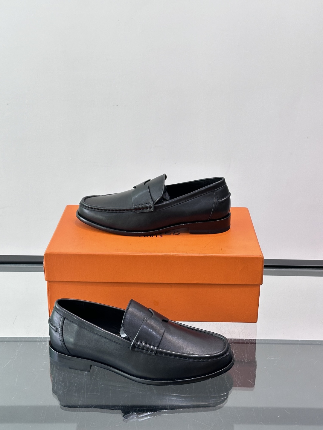 ​​Hermès Jardy 乐福鞋​​，小牛皮皮革鞋面，金属扣装饰，真皮大底底，鞋垫上压印着"HERMÈS"。 商务感
