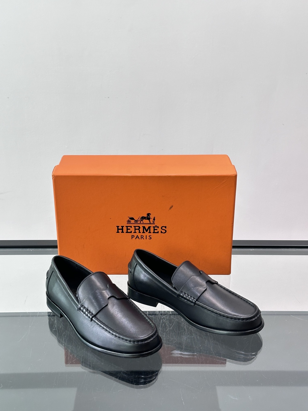 ​​Hermès Jardy 乐福鞋​​，小牛皮皮革鞋面，金属扣装饰，真皮大底底，鞋垫上压印着"HERMÈS"。 商务感