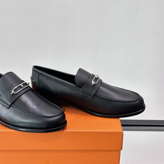 Hermès Jardy 乐福鞋,小牛皮皮革鞋面,金属扣装饰,真皮大底底,鞋垫上压印着"HERMÈS"。 商务感 Hermès Jardy 乐福鞋,小牛皮皮革鞋面,金属扣装饰,真皮大底底,鞋垫上压印着"HERMÈS"。 商务感
