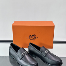 Hermès Jardy 乐福鞋,小牛皮皮革鞋面,金属扣装饰,真皮大底底,鞋垫上压印着"HERMÈS"。 商务感 Hermès Jardy 乐福鞋,小牛皮皮革鞋面,金属扣装饰,真皮大底底,鞋垫上压印着"HERMÈS"。 商务感