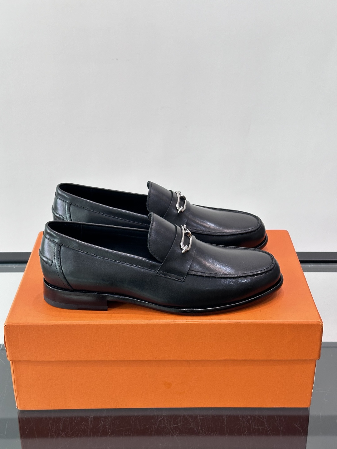 Hermès Jardy 乐福鞋,小牛皮皮革鞋面,金属扣装饰,真皮大底底,鞋垫上压印着"HERMÈS"。 商务感 Hermès Jardy 乐福鞋,小牛皮皮革鞋面,金属扣装饰,真皮大底底,鞋垫上压印着"HERMÈS"。 商务感